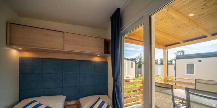 Pobyt na pobřeží v chorvatské Istrii: klimatizovaný a plně vybavený mobilní dům až pro 8 osob s venkovními bazény