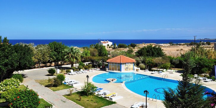 Letní dovolená na Kypru: letenka, ubytování ve 3* hotelu u pláže s bazénem a polopenzí