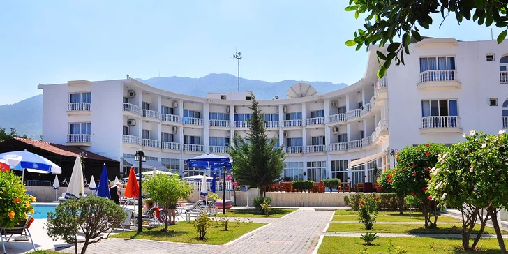 Letní dovolená na Kypru: letenka, ubytování ve 3* hotelu u pláže s bazénem a polopenzí