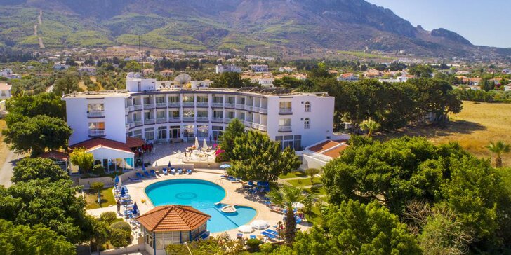 Letní dovolená na Kypru: letenka, ubytování ve 3* hotelu u pláže s bazénem a polopenzí