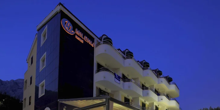 Letní dovolená v Chorvatsku na Makarské: hotel u pláže, výhledy na hory a snídaně