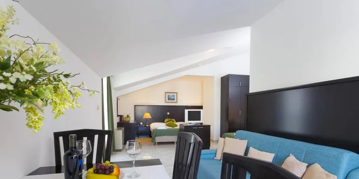 Letní dovolená v Chorvatsku na Makarské: hotel u pláže, výhledy na hory a snídaně
