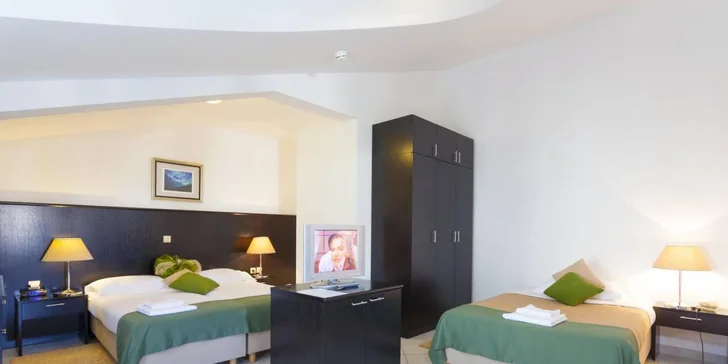 Letní dovolená v Chorvatsku na Makarské: hotel u pláže, výhledy na hory a snídaně
