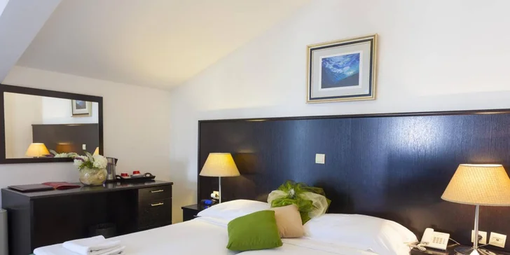Letní dovolená v Chorvatsku na Makarské: hotel u pláže, výhledy na hory a snídaně