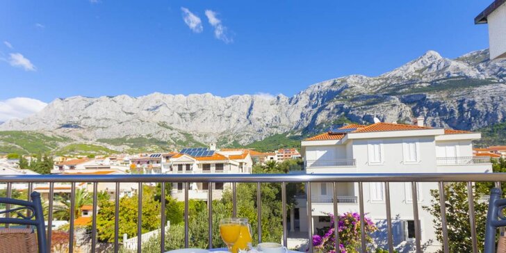 Letní dovolená v Chorvatsku na Makarské: hotel u pláže, výhledy na hory a snídaně