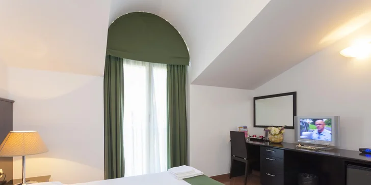 Letní dovolená v Chorvatsku na Makarské: hotel u pláže, výhledy na hory a snídaně