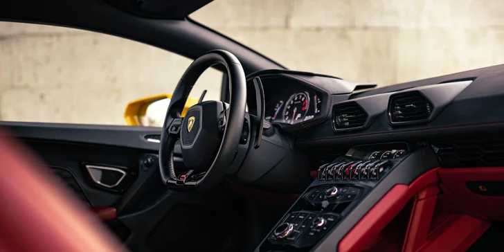 Zkroťte Lamborghini, Porsche nebo Mustanga na velkém okruhu v Mostě i Brně: až 5 kol jako řidič či spolujezdec