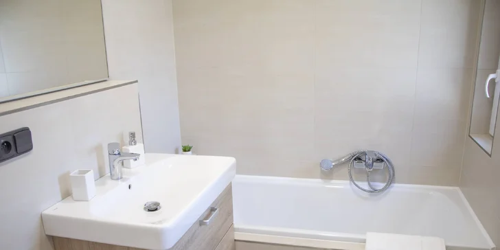 Dovolená v jižních Čechách: moderní hotel se snídaní, bazénem a wellness i půjčení elektrokol
