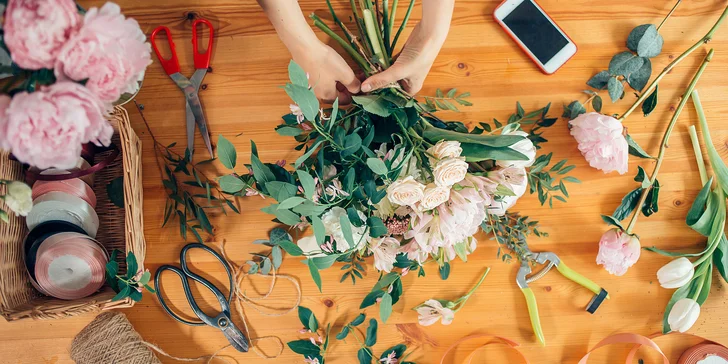90min. floristický workshop: výroba květinových šperků či dárkové kytice