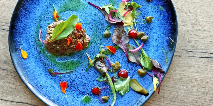 Vyladěné menu v Guestu pro 2 osoby: hovězí tatarák, rump steak i cheesecake