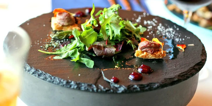 Vyladěné menu v Guestu pro 2 osoby: hovězí tatarák, rump steak i cheesecake