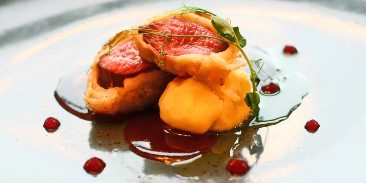 Degustační 11chodové menu pro dva: hovězí wellington, krevety, losos i vinné párování