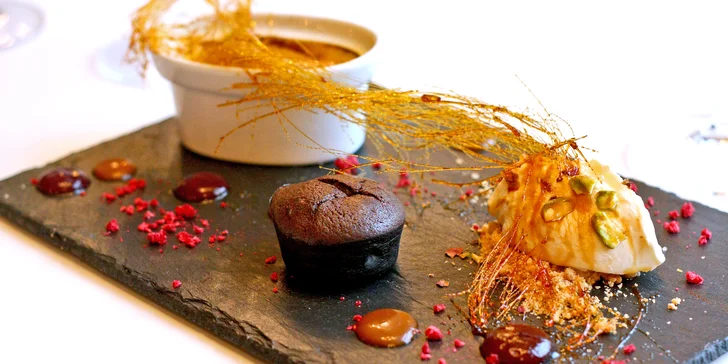 Degustační 11chodové menu pro dva: hovězí wellington, krevety, losos i vinné párování