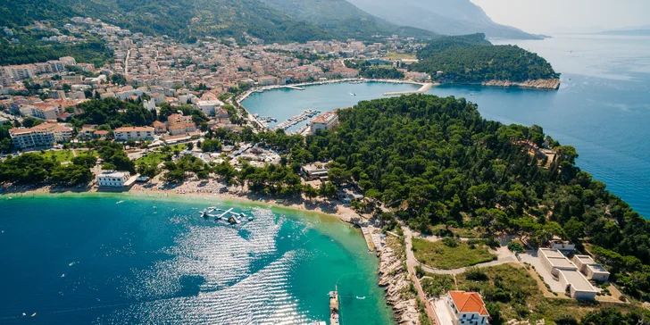Letní dovolená v Chorvatsku na Makarské: hotel u pláže, výhledy na hory a snídaně
