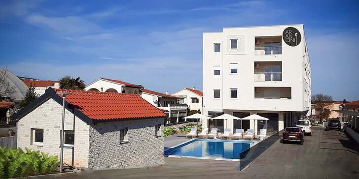 Letní dovolená v Chorvatsku: zbrusu nový aparthotel s venkovním bazénem a snídaní