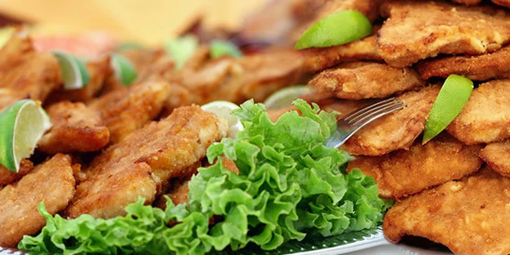 299 Kč za obří 1200gramovou hromadu smažených vepřových a kuřecích řízečků s ďábelskou omáčkou v restauraci Hajnovka v centru Prahy.