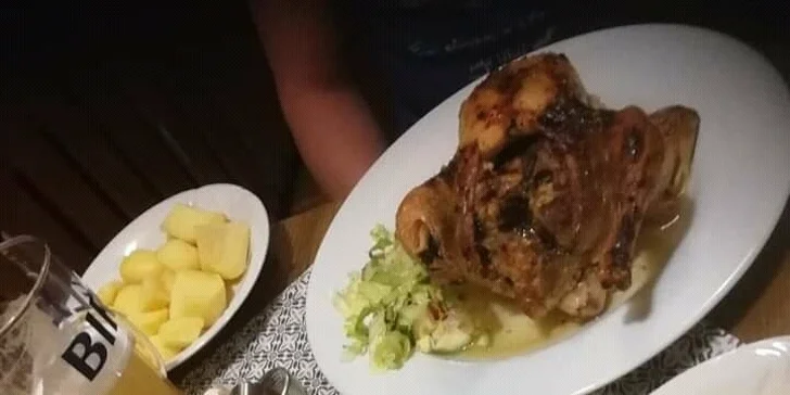 Bio kuřátko s hříbkovou nádivkou, přílohou dle výběru a salátem pro 1 nebo 2 osoby