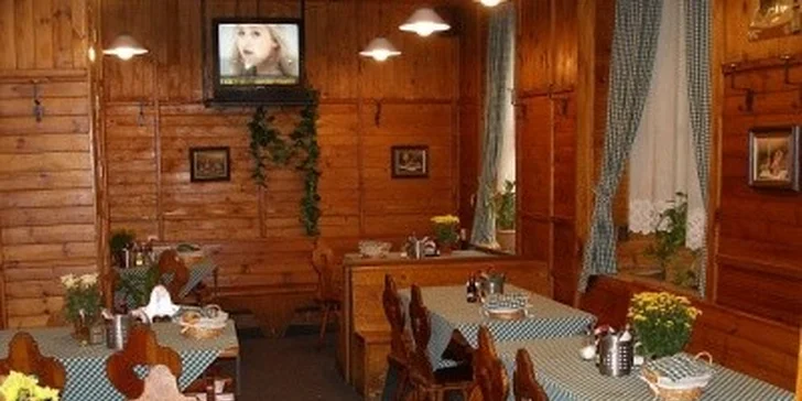 299 Kč za obří 1200gramovou hromadu smažených vepřových a kuřecích řízečků s ďábelskou omáčkou v restauraci Hajnovka v centru Prahy.