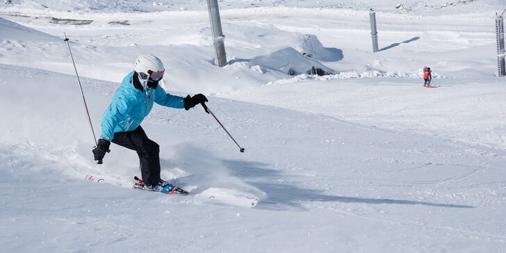 Zimní zábava u skiareálu Nové Hamry: půjčení setu na skialpy či běžky pro děti i dospělé na celý den