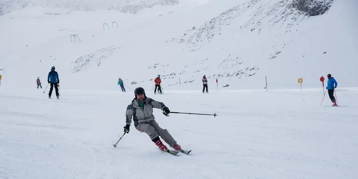 Zimní zábava u skiareálu Nové Hamry: půjčení setu na skialpy či běžky pro děti i dospělé na celý den