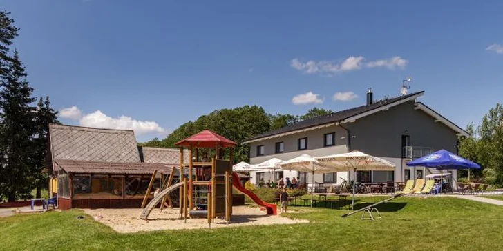 Pobyt na břehu Lipna pro dva či pro rodinu v moderních pokojích se snídaní