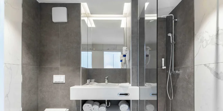 Luxusní hotel 2 km od centra Makarské: pokoj s balkonem, snídaně, neomezený wellness