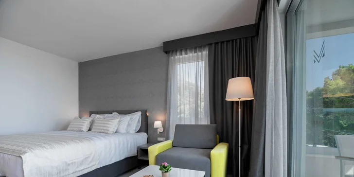 Luxusní hotel 2 km od centra Makarské: pokoj s balkonem, snídaně, neomezený wellness