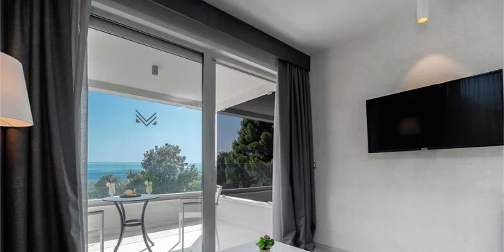 Luxusní hotel 2 km od centra Makarské: pokoj s balkonem, snídaně, neomezený wellness