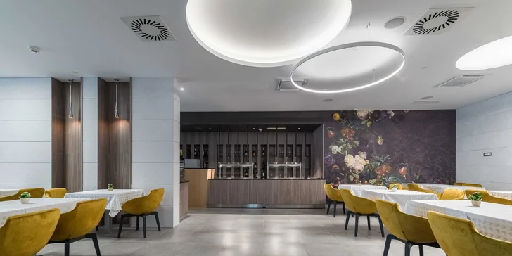 Luxusní hotel 2 km od centra Makarské: pokoj s balkonem, snídaně, neomezený wellness