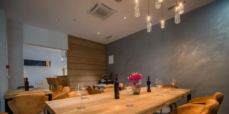 Luxusní hotel 2 km od centra Makarské: pokoj s balkonem, snídaně, neomezený wellness