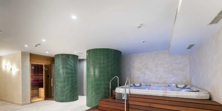 Luxusní hotel 2 km od centra Makarské: pokoj s balkonem, snídaně, neomezený wellness