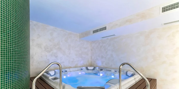 Luxusní hotel 2 km od centra Makarské: pokoj s balkonem, snídaně, neomezený wellness