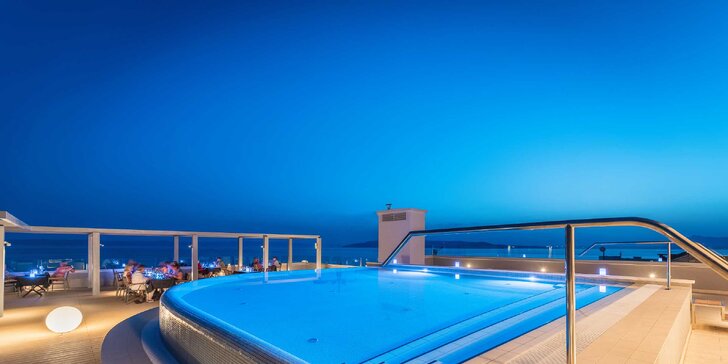 Luxusní hotel 2 km od centra Makarské: pokoj s balkonem, snídaně, neomezený wellness