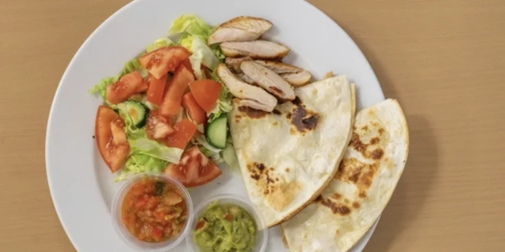Oběd s sebou: burger dle výběru nebo quesadilla s nápojem pro jednoho či dva