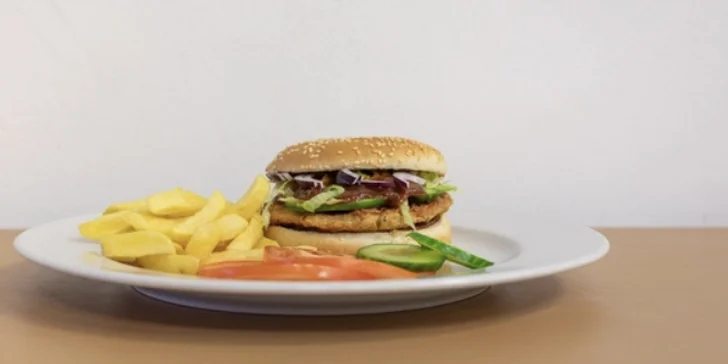 Oběd s sebou: burger dle výběru nebo quesadilla s nápojem pro jednoho či dva