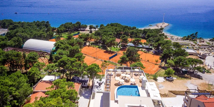 Luxusní hotel 2 km od centra Makarské: pokoj s balkonem, snídaně, neomezený wellness