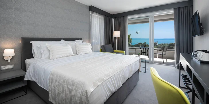 Luxusní hotel 2 km od centra Makarské: pokoj s balkonem, snídaně, neomezený wellness