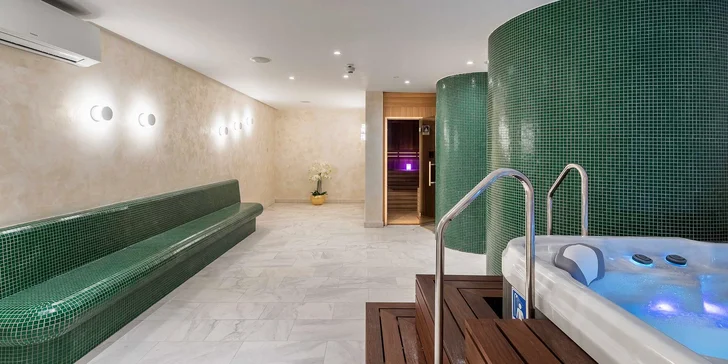 Luxusní hotel 2 km od centra Makarské: pokoj s balkonem, snídaně, neomezený wellness