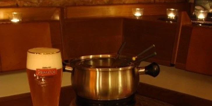 Lahodné fondue PRO ČTYŘI od 249 Kč. Na výběr sýrové s goudou, gruyérem nebo ementálem, ale i masové, rybí a čokoládové s ovocem!
