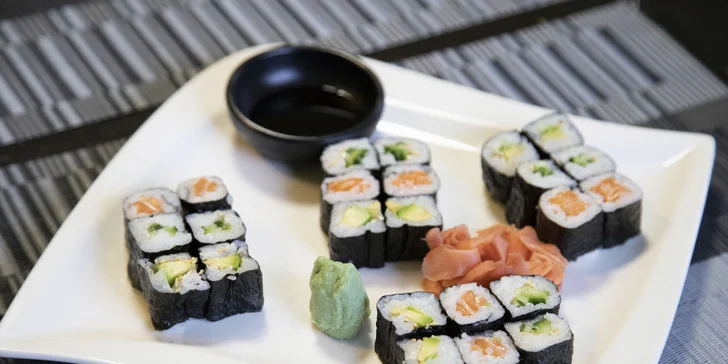 Sushi menu: 24 až 54 rolek a k tomu salát, polévka, závitky i tempura