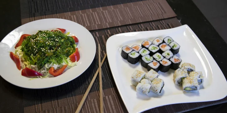 Sushi menu: 24 až 54 rolek a k tomu salát, polévka, závitky i tempura