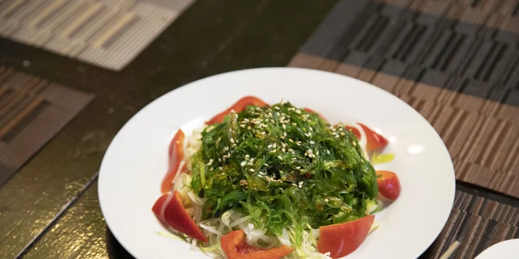 Sushi menu: 24 až 54 rolek a k tomu salát, polévka, závitky i tempura