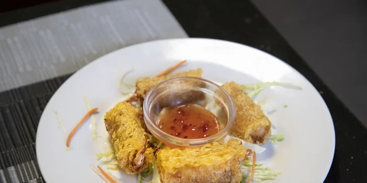 Sushi menu: 24 až 54 rolek a k tomu salát, polévka, závitky i tempura