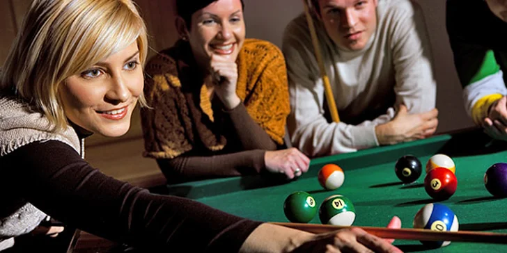 135 Kč za DVĚ hodiny kulečníku! Karambol, pool nebo snooker v legendárním klubu Balabuška.
