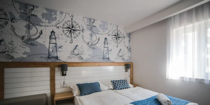 Pohodová dovolená v chorvatském Drveniku: moderní hotel 50 metrů od pláže a polopenze