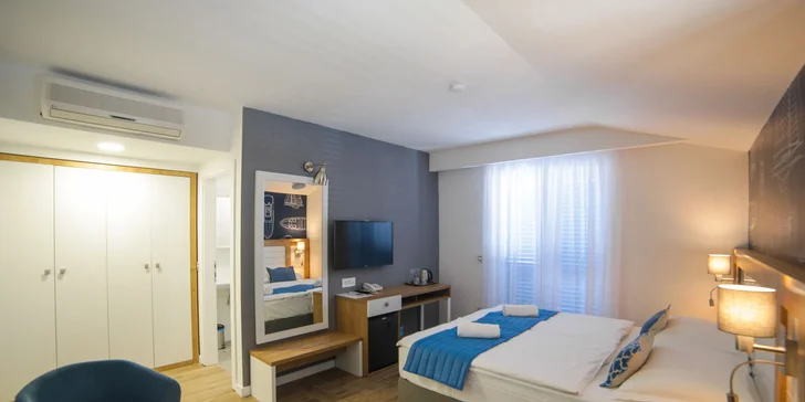 Pohodová dovolená v chorvatském Drveniku: moderní hotel 50 metrů od pláže a polopenze