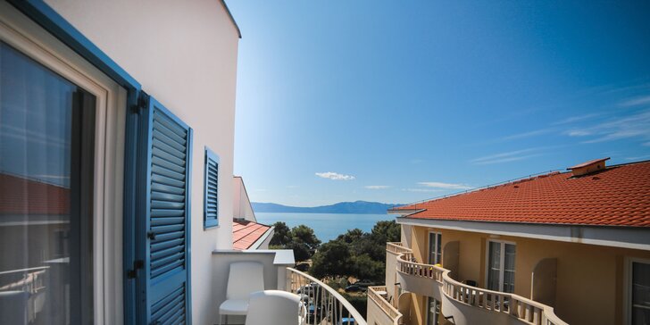 Pohodová dovolená v chorvatském Drveniku: moderní hotel 50 metrů od pláže a polopenze