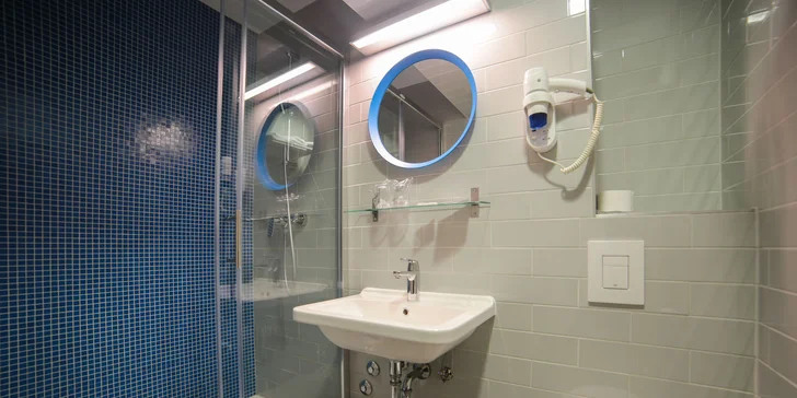 Pohodová dovolená v chorvatském Drveniku: moderní hotel 50 metrů od pláže a polopenze