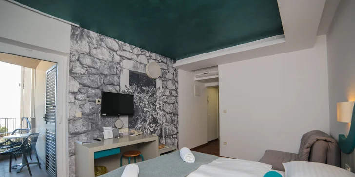 Pohodová dovolená v chorvatském Drveniku: moderní hotel 50 metrů od pláže a polopenze