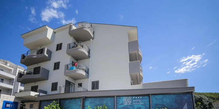 Pohodová dovolená v chorvatském Drveniku: moderní hotel 50 metrů od pláže a polopenze